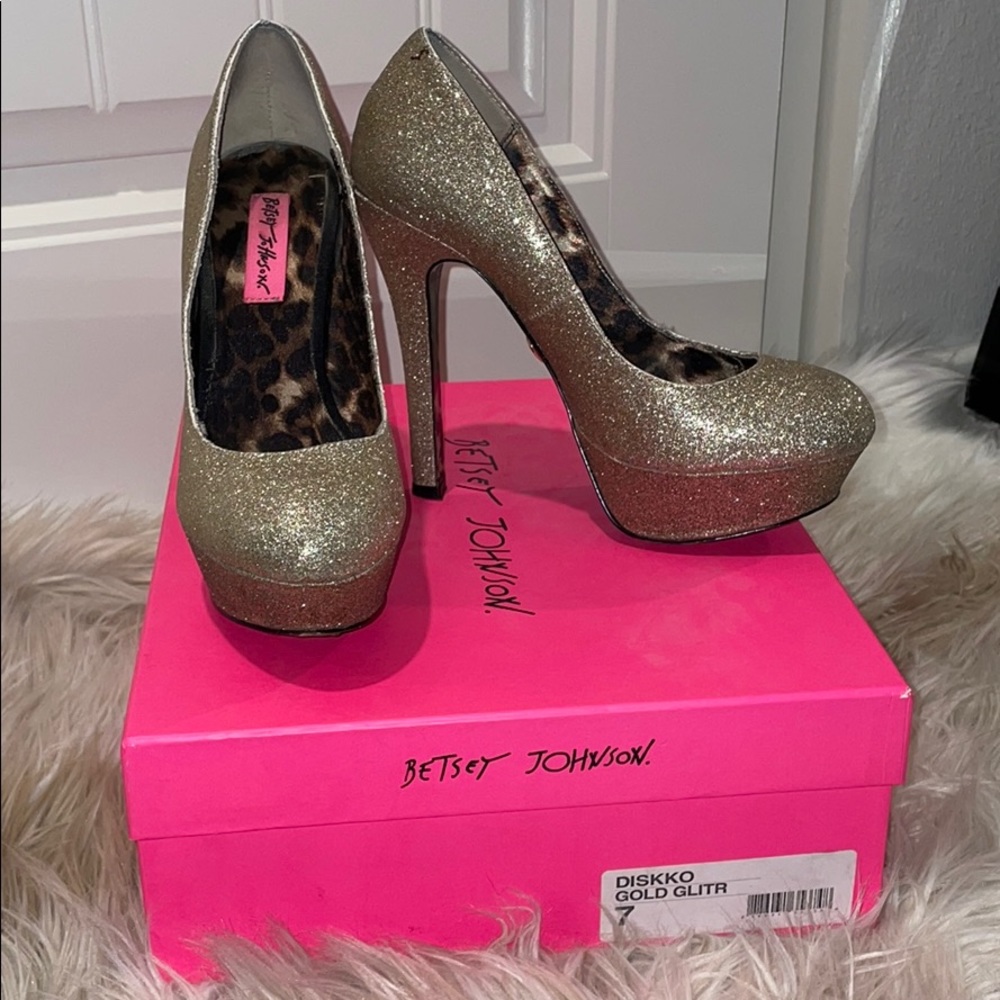 Betsy Johnson Gold Glitter Pump Heels